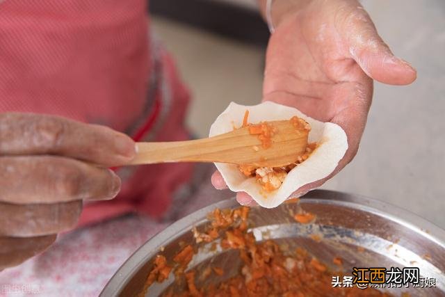 多余的饺子皮可以做什么呢？多余的饺子皮怎么做好吃又简单，别着急，看这篇文章