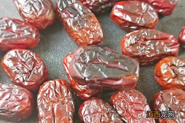 大枣炒熟泡水喝的功效？用大枣泡水喝有什么好处，这里的知识都了解吗