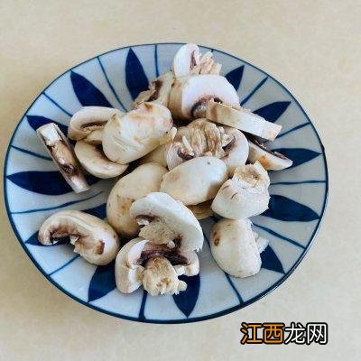 草菇配什么菜炒好吃？草菇炒什么最合适，这文章太靠谱了