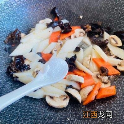 草菇配什么菜炒好吃？草菇炒什么最合适，这文章太靠谱了