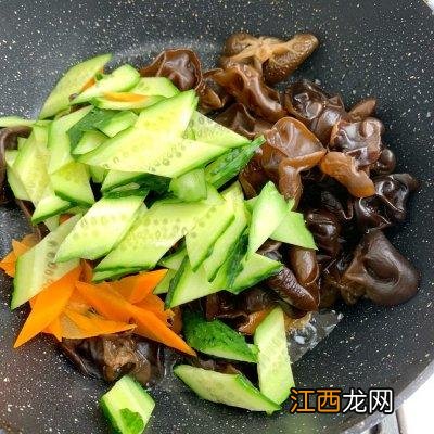 黄瓜木耳炒鸡肉丝？木耳炒黄瓜过夜能吃吗，看完一定要收藏了