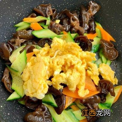 黄瓜木耳炒鸡肉丝？木耳炒黄瓜过夜能吃吗，看完一定要收藏了