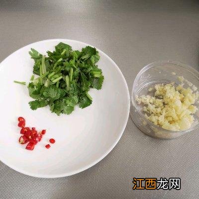 牛肉炒香菜小米椒做法？自制凉拌小米辣，推荐大家收藏