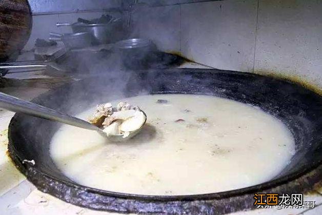 大锅羊汤里面放什么调料？煮羊汤放盐吗，这下明白了！