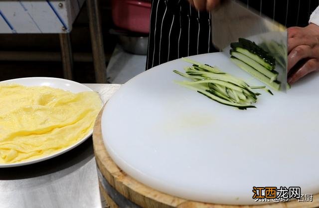 鸡蛋饼卷肉丝视频教程？鸡蛋饼卷肉丝，这篇文章全是干货