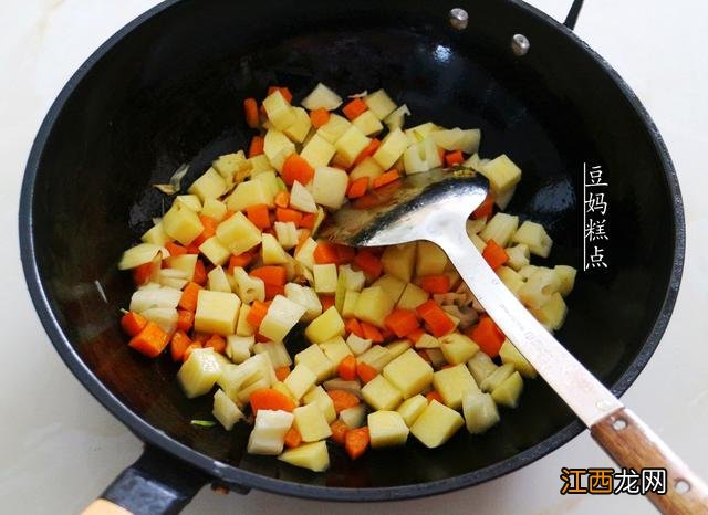 土豆里加什么让土豆不糯？土豆需要泡一下吗，这篇文章有详解