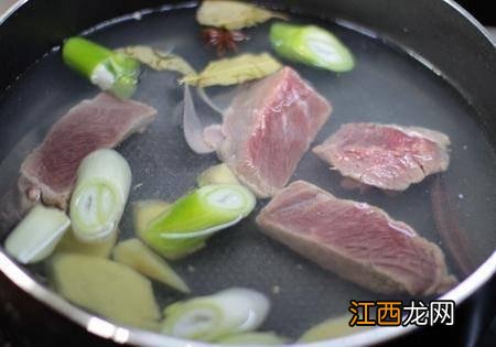 炖汤什么时候放料酒？煮肉放料酒最佳时间，给大家普及普及