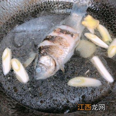 鲫鱼木瓜汤放什么材料？鲫鱼汤放木瓜可以吗，不了解的，快来