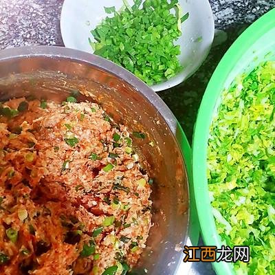 肉跟什么菜包饺子？肉和菜一起炒哪个先放，赶紧来看一看