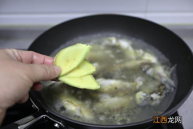 鲫鱼煮汤是冷水还是开水？鲫鱼直接用水煮炖汤可以吗，此文一针见血