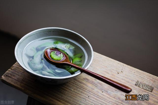 鲫鱼不能和什么食物一起吃？鲫鱼的饮食宜忌，想看，就点击这里