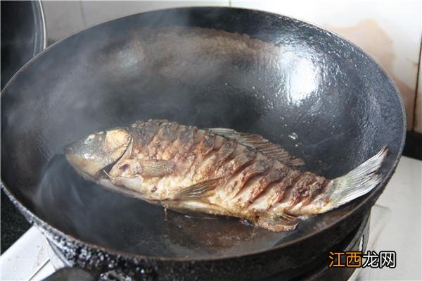 鲫鱼不能和什么食物一起吃？鲫鱼的饮食宜忌，想看，就点击这里