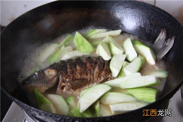 鲫鱼不能和什么食物一起吃？鲫鱼的饮食宜忌，想看，就点击这里