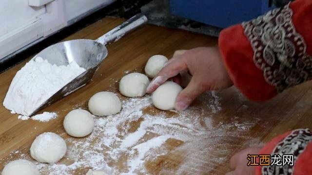 蒸春饼详细做法视频教程？春饼里一般卷什么菜，优秀科普来了