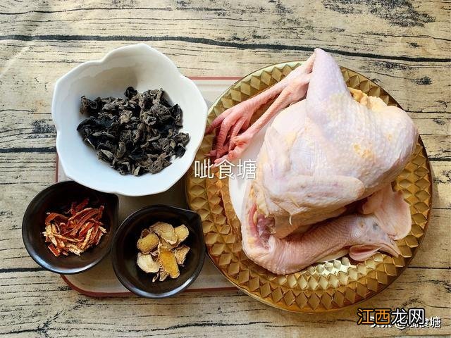 炖老母鸡汤里放什么食材好?炖母鸡功效,这几个知识真想不到