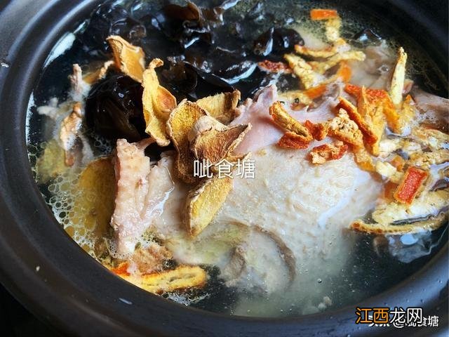 炖老母鸡汤里放什么食材好?炖母鸡功效,这几个知识真想不到