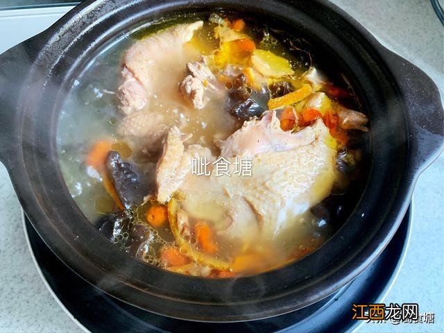 炖老母鸡汤里放什么食材好?炖母鸡功效,这几个知识真想不到
