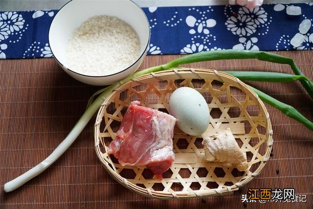 皮蛋瘦肉粥正确做法早餐？皮蛋瘦肉粥配什么早饭，这么写的真好