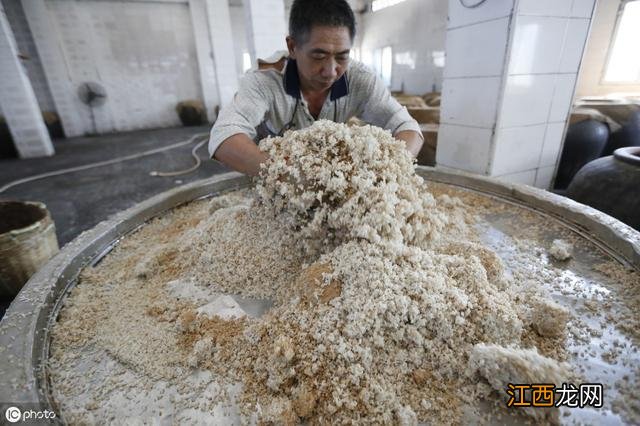 用什么来泡酒最好喝？药酒泡高粱还是米酒，不懂这个，亏了