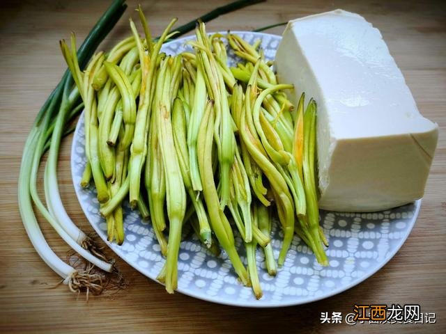 黄花菜豆腐粉条汤的做法？黄花菜能和豆腐放一起吗，