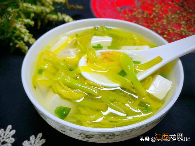 黄花菜豆腐粉条汤的做法？黄花菜能和豆腐放一起吗，