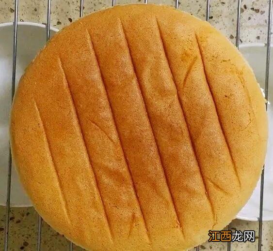 为什么做蛋糕越拌越稀,蛋糕表面焦了里面却湿湿的,点个大大的赞