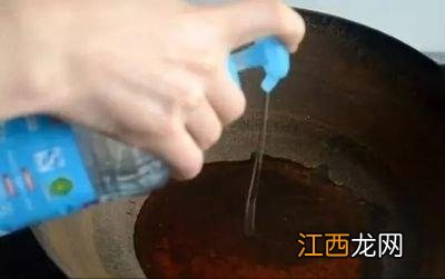 铁锅为什么煮菜会黑 铁锅煮什么会变黑