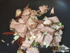 如何防止炒肉粘锅 炒猪肉时粘锅怎么回事