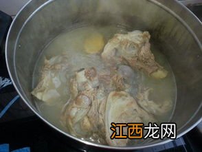 面馆的骨头汤如何熬制 猪棒骨汤怎么炖才白