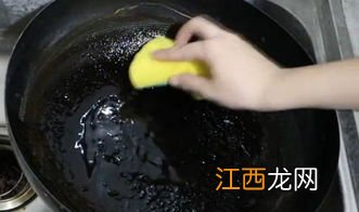 什么好方法可以轻松快速清洗掉锅底油渍和污渍？ 灶具上的黑污垢怎么除掉