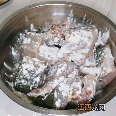 草鱼放什么配料好吃 煎草鱼用什么配菜