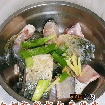 草鱼放什么配料好吃 煎草鱼用什么配菜