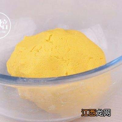 南瓜饼用什么做的 我想做黄色的南瓜饼 用什么材料做的