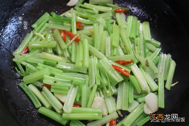 炒芹菜怎么炒好吃又简单 芹菜炒什么配菜好吃