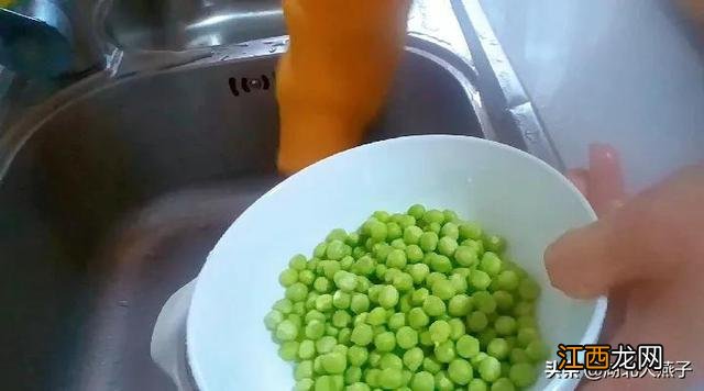 豌豆凉粉怎么炒好吃 豌豆凉粉吃冷放什么调料才香辣