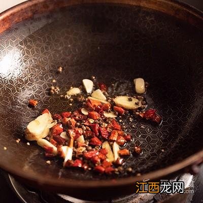 水煮鱼淋油用什么油 做水煮鱼为什么要最后放热油呢