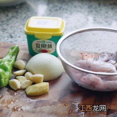 白胡椒粉炒菜起什么作用 炒牛蛙为什么用胡椒粉