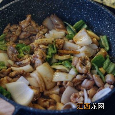 白胡椒粉炒菜起什么作用 炒牛蛙为什么用胡椒粉