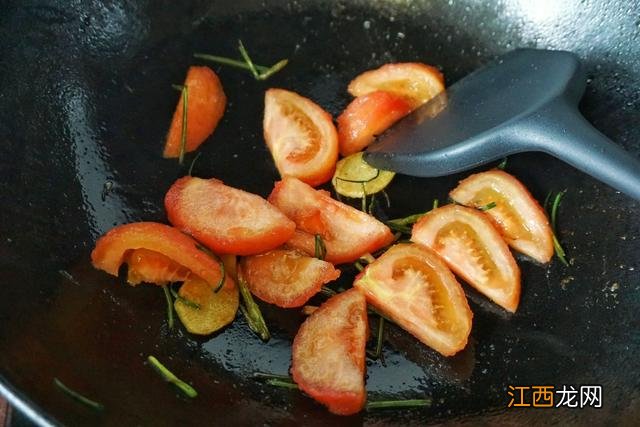 鱼汤用什么配菜 鱼汤里配什么菜