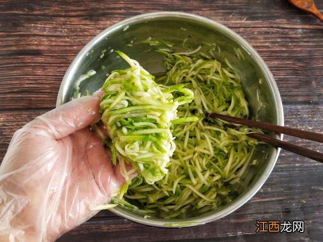 西葫芦和白菜一起做馅可以吗 西葫芦配什么白菜吃饺子好吃