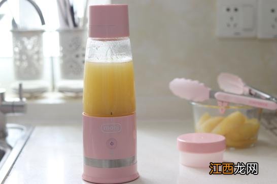 为什么自己榨果汁很快氧化了 为什么鲜榨果汁容易变颜色呢