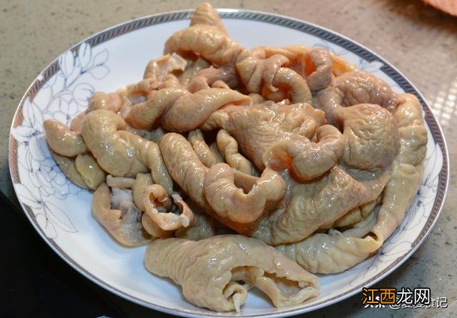 猪肥肠正常颜色 卤肥肠加什么颜色好看