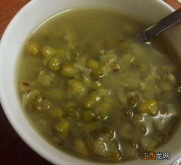 红豆薏米水煮出来是绿色的 为什么红豆煮成绿色了