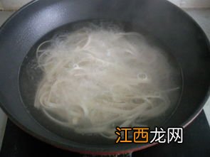 玉米面条怎么做好吃窍门 苞米面面条打什么卤