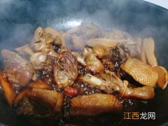 老鸭汤放什么炖好吃 吃鸭肉的好处和功效