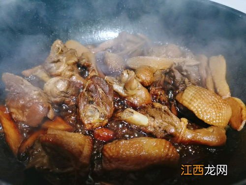 老鸭汤放什么炖好吃 吃鸭肉的好处和功效