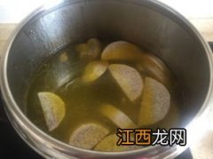 炖鸡汤需要放什么调料 煲鸡汤去湿气放什么食材