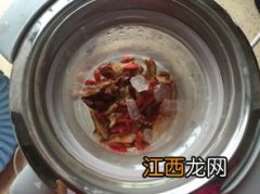 燕窝和红枣一起炖吗 炖燕窝红枣什么时候加