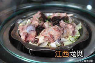 大骨头和什么炖有营养 骨头汤可以放些什么菜在里面