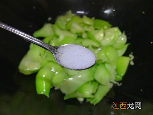 怎么让青菜炒出来更绿 炒包菜不要直接下锅